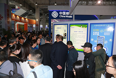 天坦移動(dòng)醫(yī)、護(hù)亮相信博會，展臺前人頭攢動(dòng)